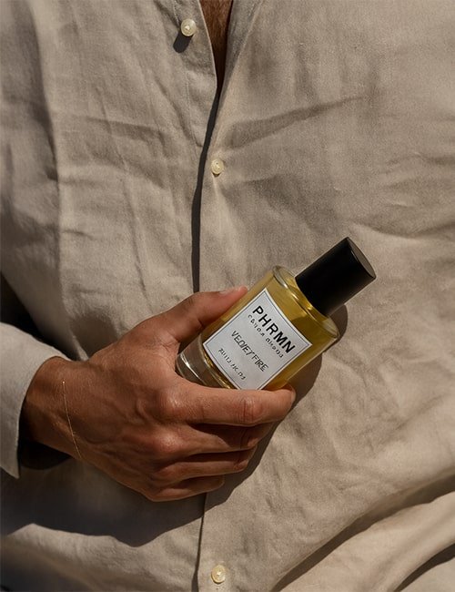 Hand hält PHRMN Velvet Fire Pheromon Parfum nah am Körper – edel, maskulin und natürlich
